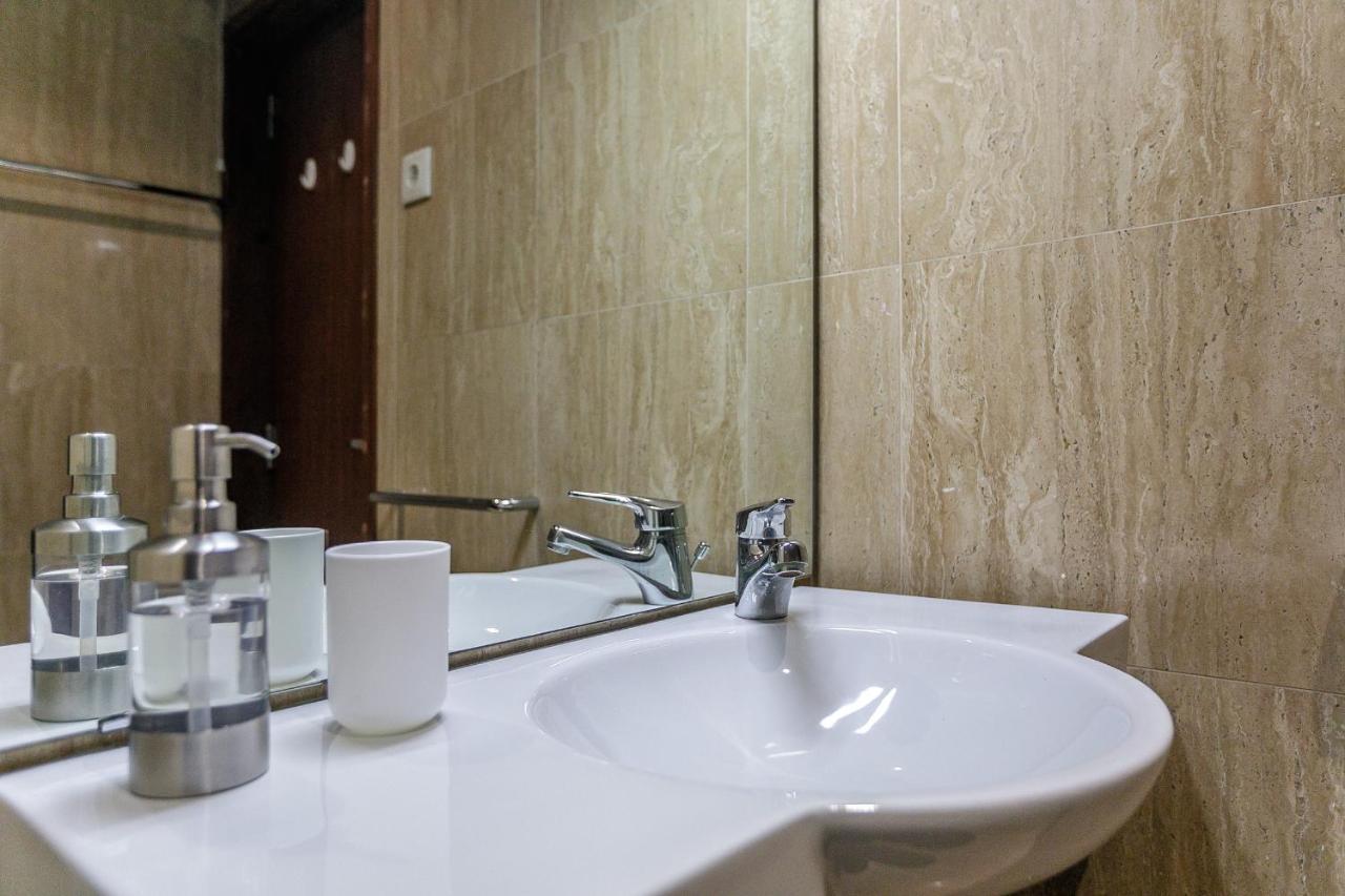 Lovelystay - Spacious 3Br Flat With Ac And Balcony Porto Exterior foto
